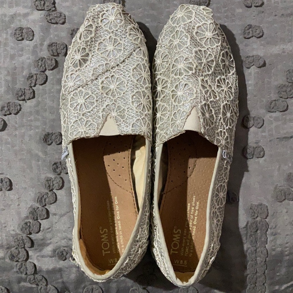 Silver flowered Tom’s